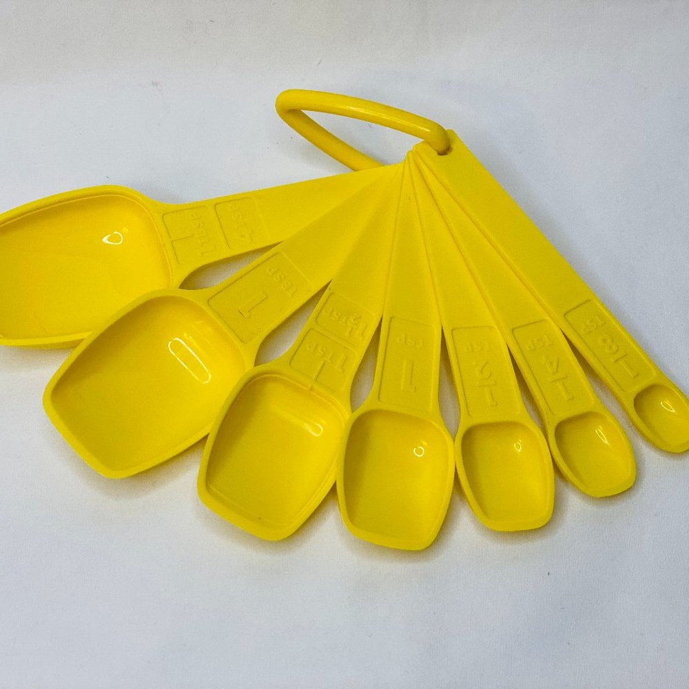 7 Vintage Tupperware Yellow Nesting Measuring Spoons Complete w/Ring